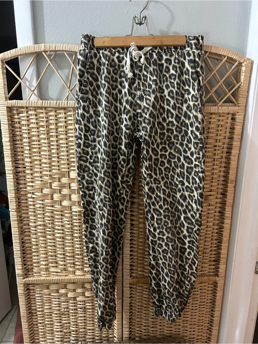 Victorious ladies leopard print jogger pant size Med